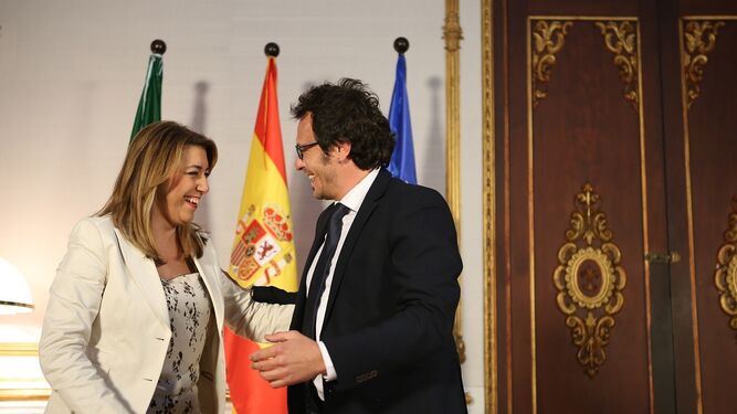 Susana Díaz y José María González se saludan ayer sonrientes en la visita que el gaditano le hizo a la presidenta en el Palacio de San Telmo.