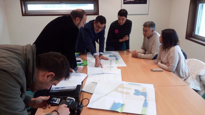 La directora gerente de la Agencia Pública de Puertos de Andalucía presentó el proyecto al alcalde de Barbate.