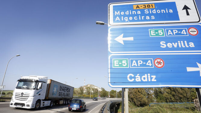 Varios vehículos circulan por un acceso a la AP-4 cerca de Jerez.