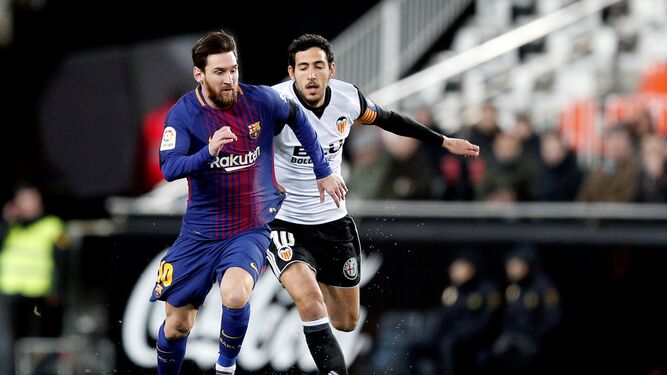 Dani Parejo trata de evitar la progresión de Messi con el balón.