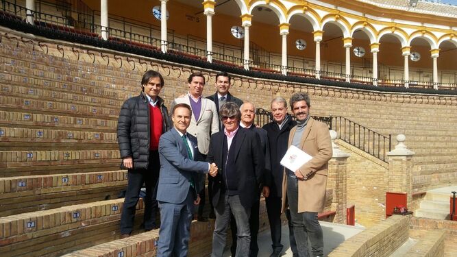 El alcalde y el concejal de Plaza de Toros, ayer en el coso con representantes de las empresas taurinas.