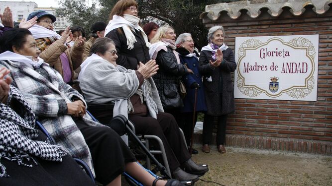 Las madres de Andad, ayer en el acto de inauguración de la rotonda que lleva su nombre.