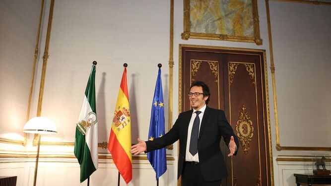 El alcalde, José María González, sonriente en su visita el pasado miércoles a la presidenta de la Junta.