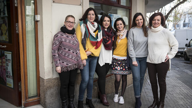 El equipo de Mujer Gades, a la puerta de su sede en la calle Alcalá Galiano, muy cerquita de la Plaza de Abastos.