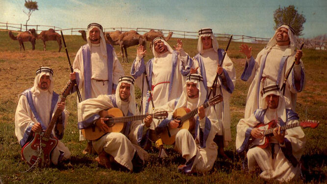 Una foto promocional de la comparsa 'Los beduinos' después de triunfar en el Concurso de 1966.