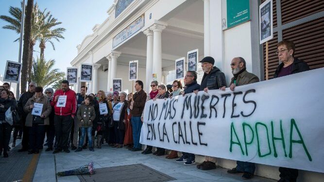 Los ciudadanos y miembros de la APDHA se concentraron ayer por la tarde delante del Balneario de La Palma.