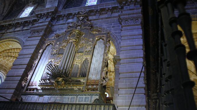 Uno de los dos órganos históricos de la Iglesia Mayor Prioral, susceptibles de ser restaurados, para lo cual se están elaborando proyectos y presupuestos.
