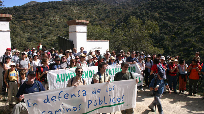 Imagen de una de las marchas en defensa de los caminos públicos organizada por Ecologistas en Acción.