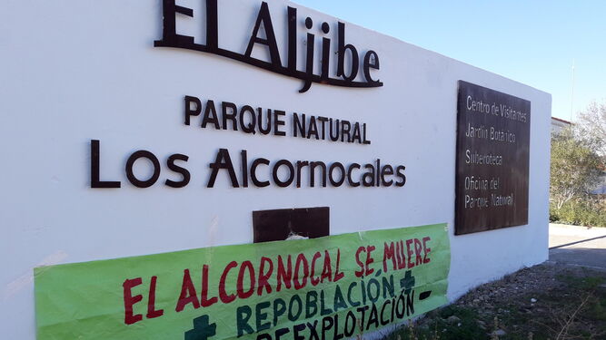 Pancarta colocada por Agaden a las puertas del centro El Aljibe.