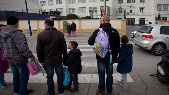 Varios padres con sus hijos, a la salida de clase en las proximidades del CEIP Juan Sebastián de Elcano.