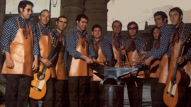 Foto promocional de la comparsa 'Los forjaores', primer premio en el Falla en 1971.