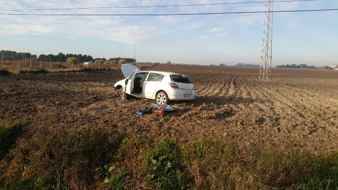 El coche, en un campo a la zona del accidente.