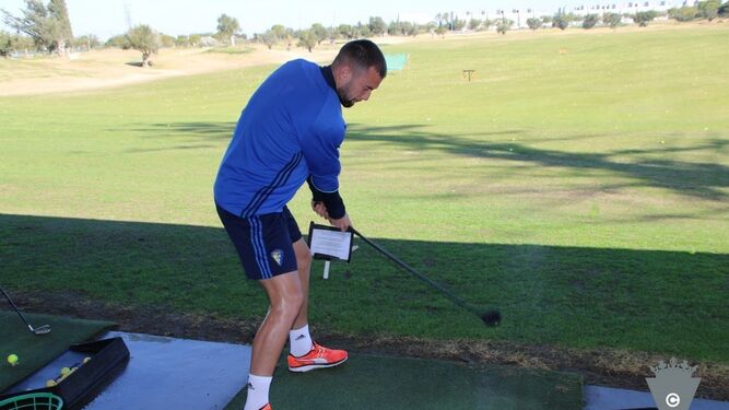 Carrillo también se atrevió con el golf ayer en Puerto Real.