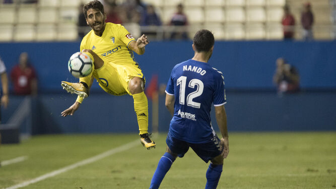 Carpio despeja el balón en presencia de Nando en el partido contra el Lorca de la primera vuelta.