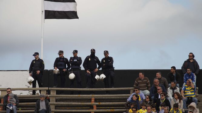 Miembros de la Policía Nacional en un Balona-Cádiz en el Municipal de La Línea.