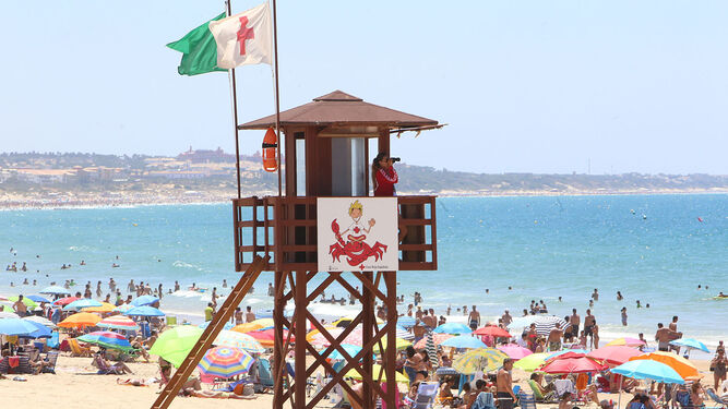 Uno de los puestos de vigilancia de Cruz Roja en la playa de La Barrosa.