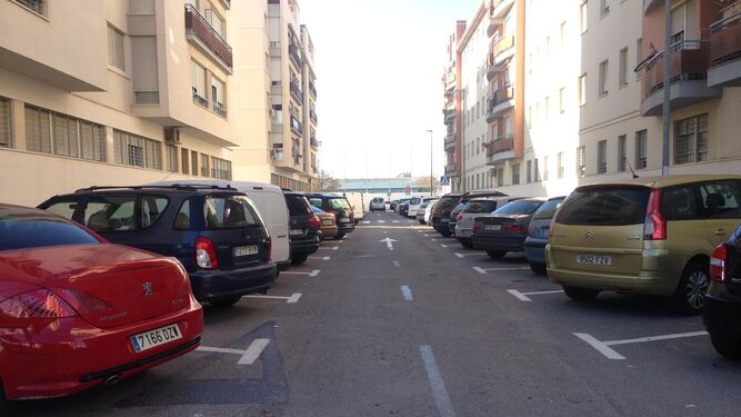 Calle Cervantes, ahora de un solo sentido y con estacionamientos en oblicuo.