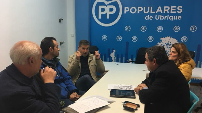 Los populares José Loaiza y Manuel Toro, en un encuentro con un colectivo de ciclistas.