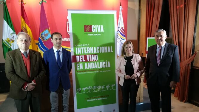Presentación del congreso, ayer en Sanlúcar, sede de la cita y punto neurálgico de la industria del vino en Andalucía.