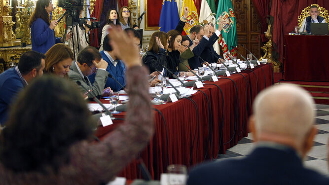 El equipo de gobierno de la Diputación levanta la mano para votar un punto del pleno de ayer.