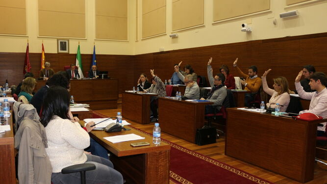 Momento de la votación sobre el centro educativo en el pleno que se celebró ayer en Ayuntamiento.