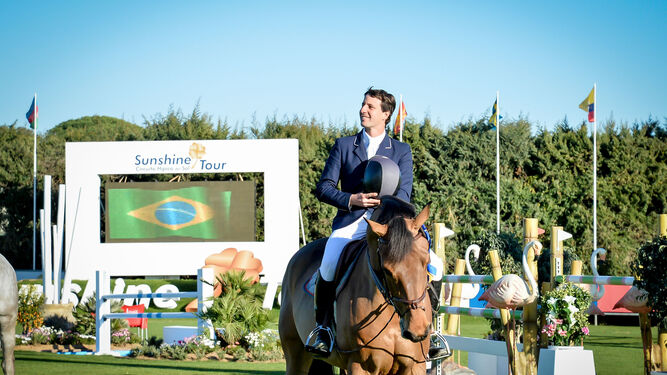 El brasileño Caio Carvalho Filho saluda tras su triunfo de ayer.