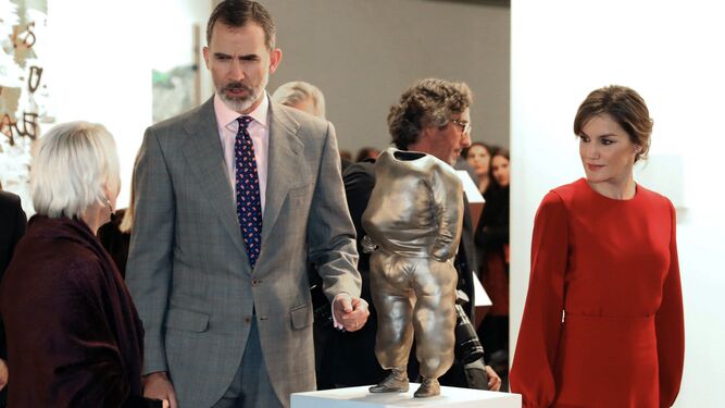 Los Reyes Felipe y Letizia observan una escultura de la serie 'Bad Thoughts', de Erwin Wurm.