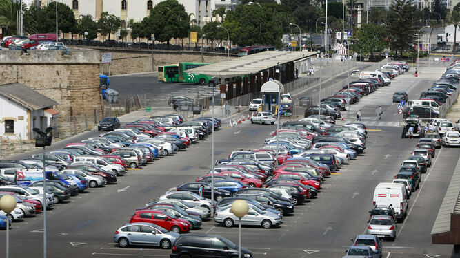 El aparcamiento de Adif junto a la estación de trenes de Cádiz.
