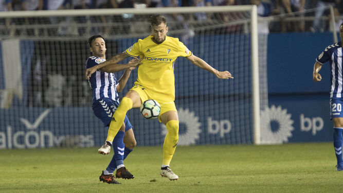 Carrillo protege el balón ante el acoso de un jugador del Lorca en el encuentro de la primera vuelta.