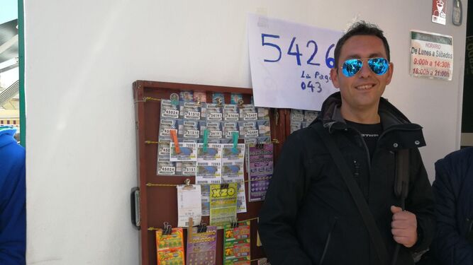 Adrián Porras fue el vendedor que repartió la suerte en Barbate.