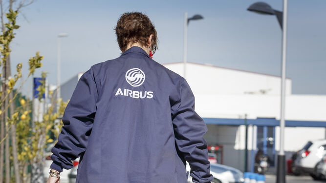 Una trabajadora de Airbus con su hijo.