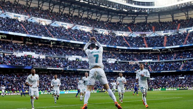 Cristiano Ronaldo festeja su primer gol durante el partido contra el Alavés.