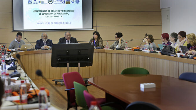 Un momento de la conferencia de decanos andaluces celebrada la pasada semana en la Facultad de Educación de la UCA.