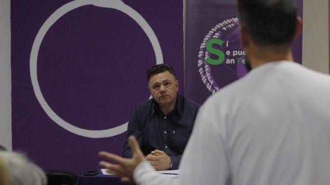 Juan Antonio Delgado escucha a un asistente en el encuentro en San Fernando.