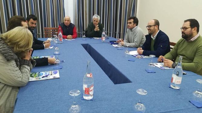 Una imagen de la reunión mantenida entre responsables del Partido Popular y la asociación Acoval.