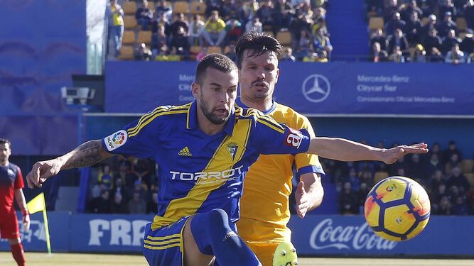 Carrillo trata de alcanzar el balón en uno de los partidos que el Cádiz ha ejercido de visitante.