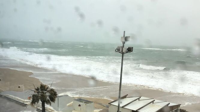El temporal se deja notar en la costa gaditana.