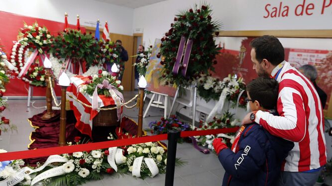 La capilla ardiente con los restos mortales de Quini en El Molinón, fue visitada por centenares de admiradores ayer.