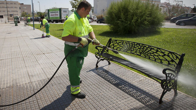 Un operario realiza labores de limpieza en la barriada de La Casería durante una actuación extraordinaria.