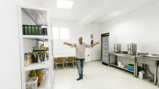 El presidente de Calor en la Noche, Manuel Mení, muestra la cocina del comedor antes de su apertura en 2016.