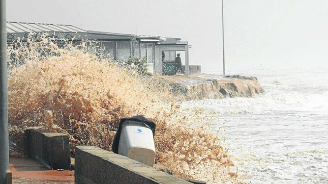 El paseo marítimo de Rota también se vio inundado a las tres de la tarde.