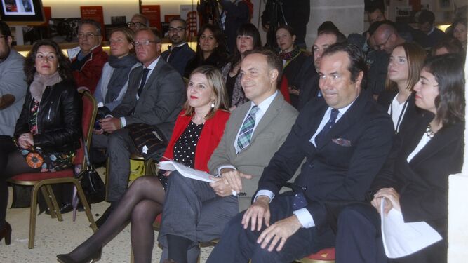 La presidenta de Diputación Irene García, junto al alcalde David de la Encina; Iván Llanza, representante de Osborne; y la diputada María Dolores Varo.