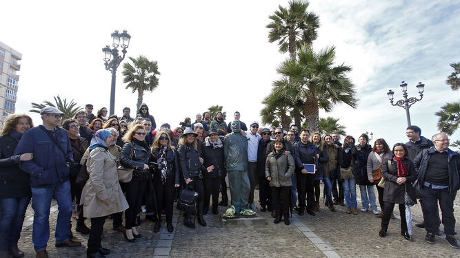 Una imagen de los participantes en la Ruta Quiñones el pasado año rodeando la esfigie del recordado escritor gaditano.