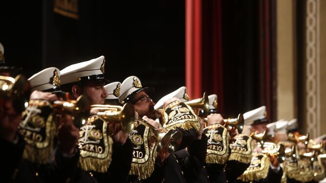 Fila de cornetas de la banda del Rosario, en el escenario del Gran Teatro Falla la Cuaresma del pasado año.