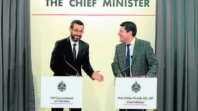 Juan Franco y Fabian Picardo, ayer en la sede del Gobierno de Gibraltar.