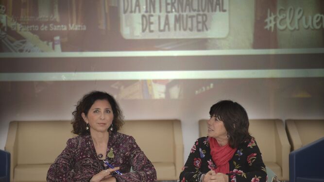 María Acale, junto a Matilde Roselló el lunes en el centro cívico.