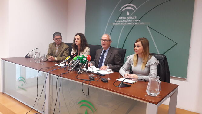 Distintos representantes de la Junta de Andalucía en el acto celebrado ayer en la sede provincial del IAM.