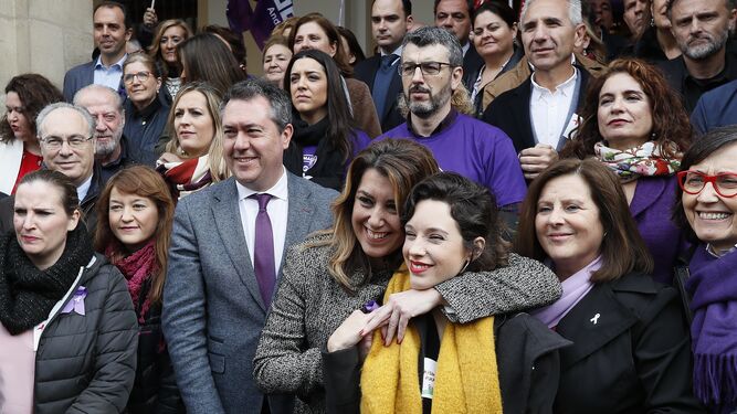 Susana Díaz participando en una concentración ante el Ayuntamiento de Sevilla, organizada por UGT y CCOO.