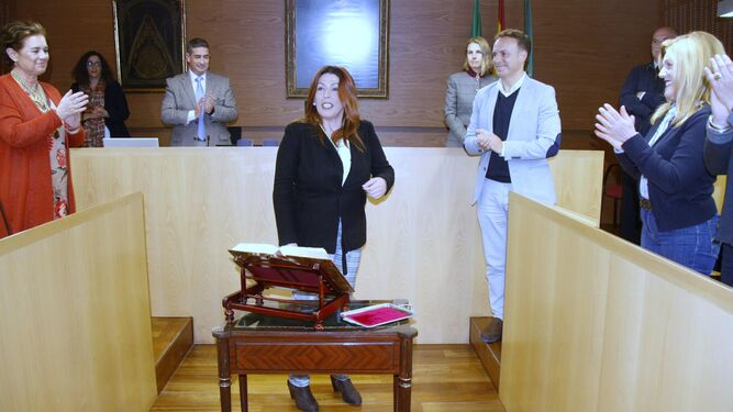 La nueva concejala del PP, María del Carmen Molina Carmona, durante su toma de posesión ayer en sustitución de Alfonso Candón.