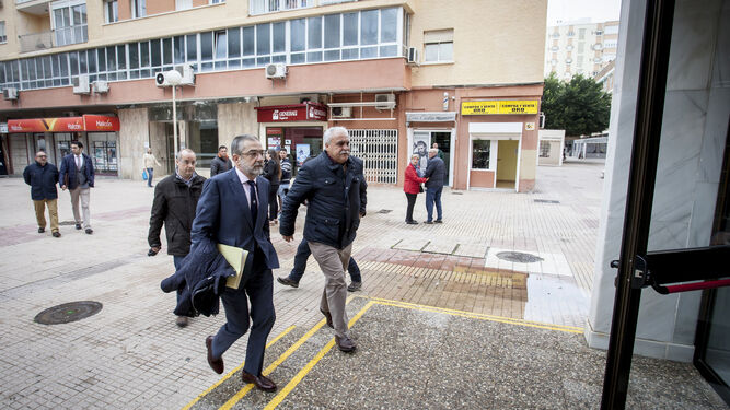 Beffa, entrando a los juzgados junto a su abogado, Felipe Meléndez. Atrás, con las manos en la espalda, Otálora.